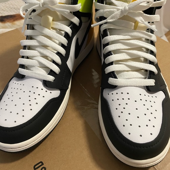 Air Jordan 1 High - Volt - Picture 2 of 4